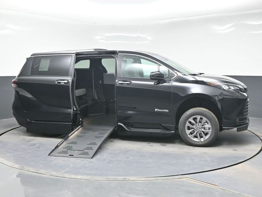 2025 Toyota Sienna XLE 7-Passenger Hybrid FWD's photo