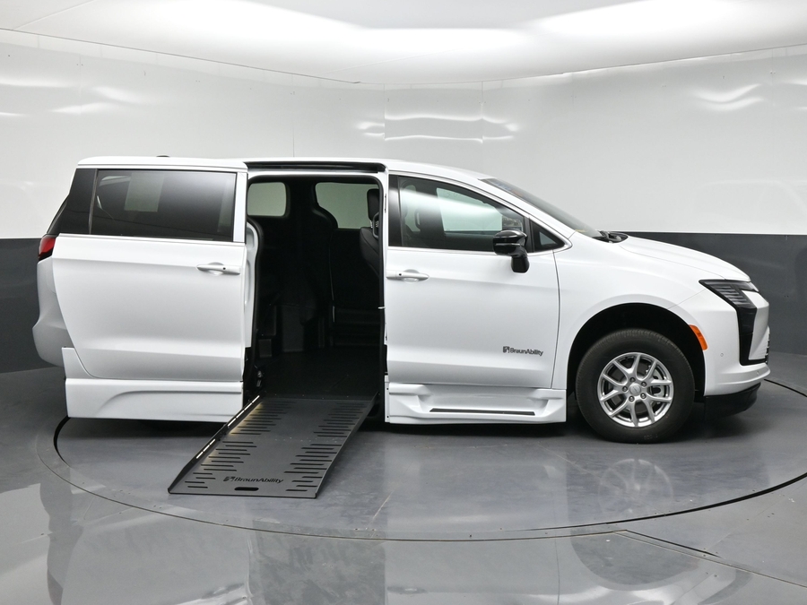 New 2027 Chrysler Pacifica Select Safety - BraunAbility Side Entry Fold Out Automatic Ramp