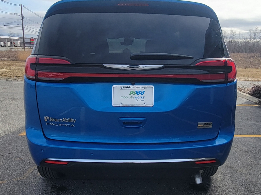 Blue Chrysler Pacifica image number 5