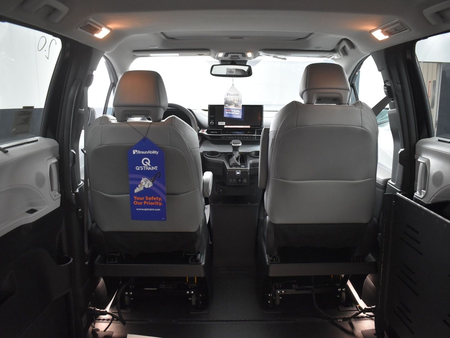New 2025 Toyota Sienna Hybrid XLE Base - BraunAbility Side Entry Entry Fold Out Automatic Ramp