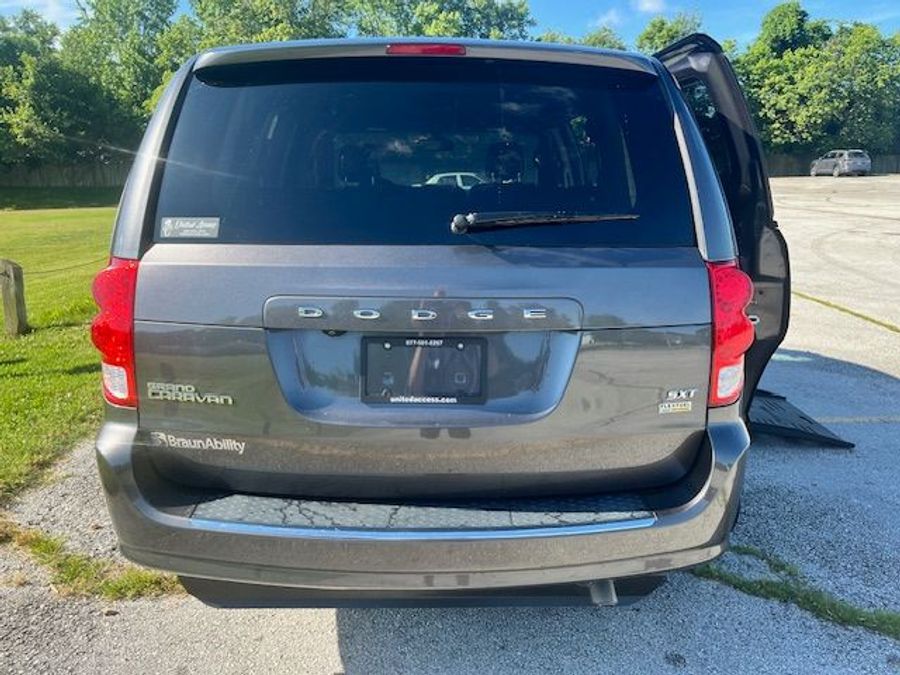 Used 2019 Dodge Grand Caravan SXT - BraunAbility Side Entry Entry Fold Out Automatic Ramp