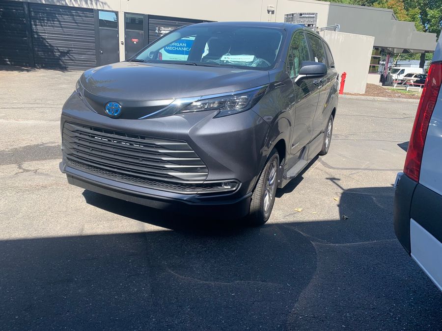 New 2025 Toyota Sienna Hybrid XLE Plus - VMI Side Entry Entry In Floor Automatic Ramp