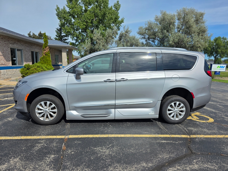 Silver Chrysler Pacifica image number 3