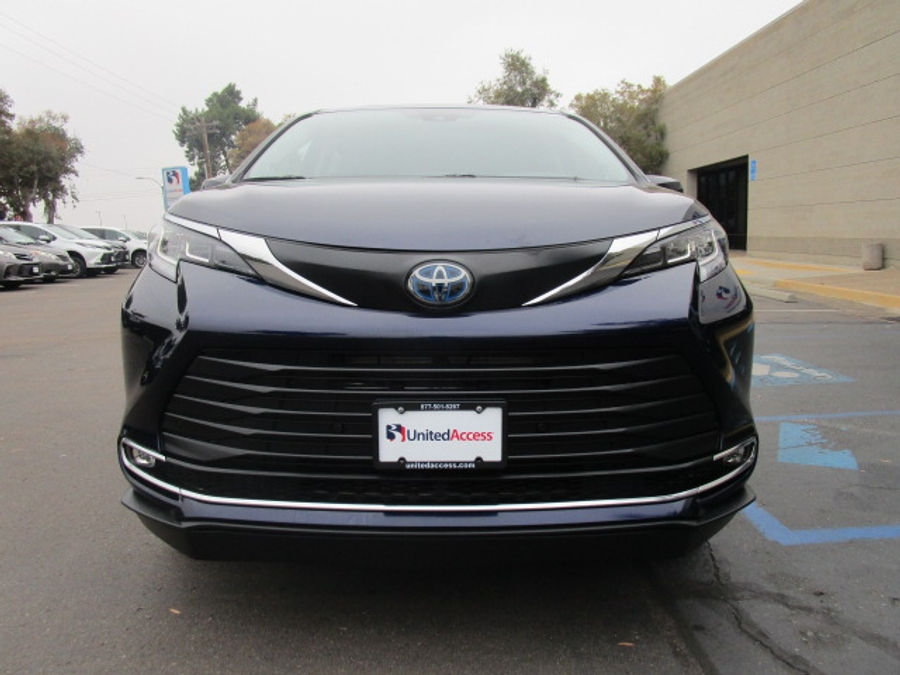 Used 2023 Toyota Sienna Hybrid XLE - BraunAbility Side Entry Entry Fold Out Automatic Ramp