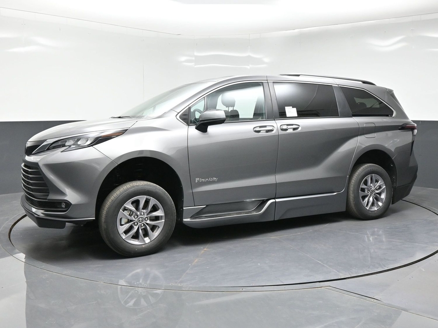 New 2026 Toyota Sienna Hybrid XLE Base - BraunAbility Side Entry Fold Out Automatic Ramp