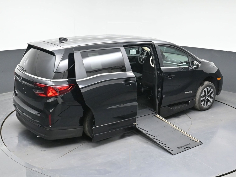 Black Honda Odyssey image number 22