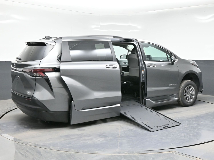 Grey Toyota Sienna image number 6