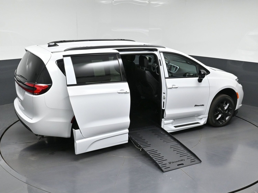 New 2026 Chrysler Pacifica Select Sport - BraunAbility Side Entry Fold Out Automatic Ramp
