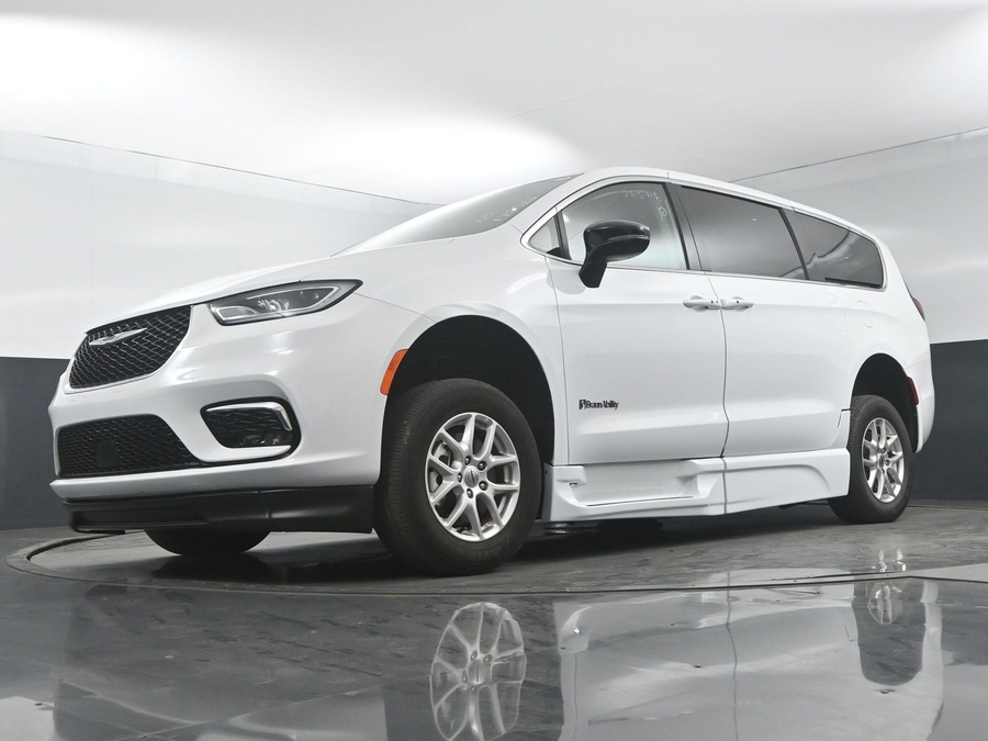 Used 2024 Chrysler Pacifica Touring L - BraunAbility Side Entry Entry Fold Out Automatic Ramp