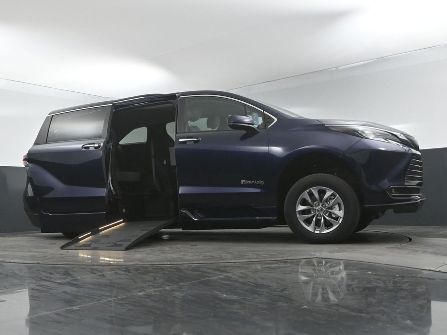 New 2025 Toyota Sienna Hybrid XLE Plus - BraunAbility Side Entry Entry Fold Out Automatic Ramp