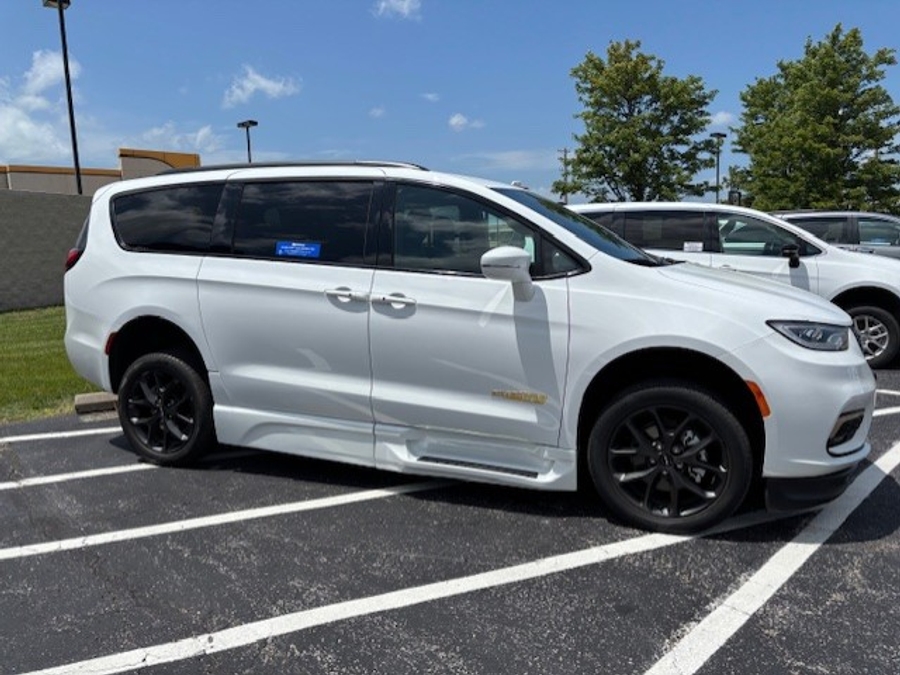 Used 2022 Chrysler Pacifica Touring L Sport 50th Anniversary - BraunAbility Side Entry Entry Fold Out Automatic Ramp