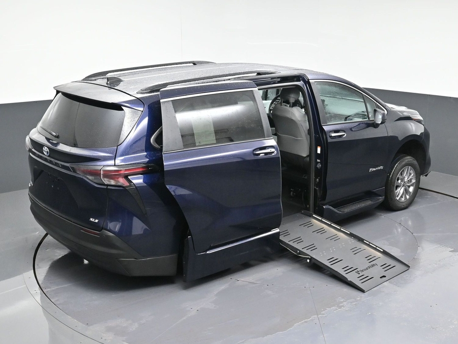 New 2025 Toyota Sienna Hybrid XLE Plus - BraunAbility Side Entry Entry Fold Out Automatic Ramp