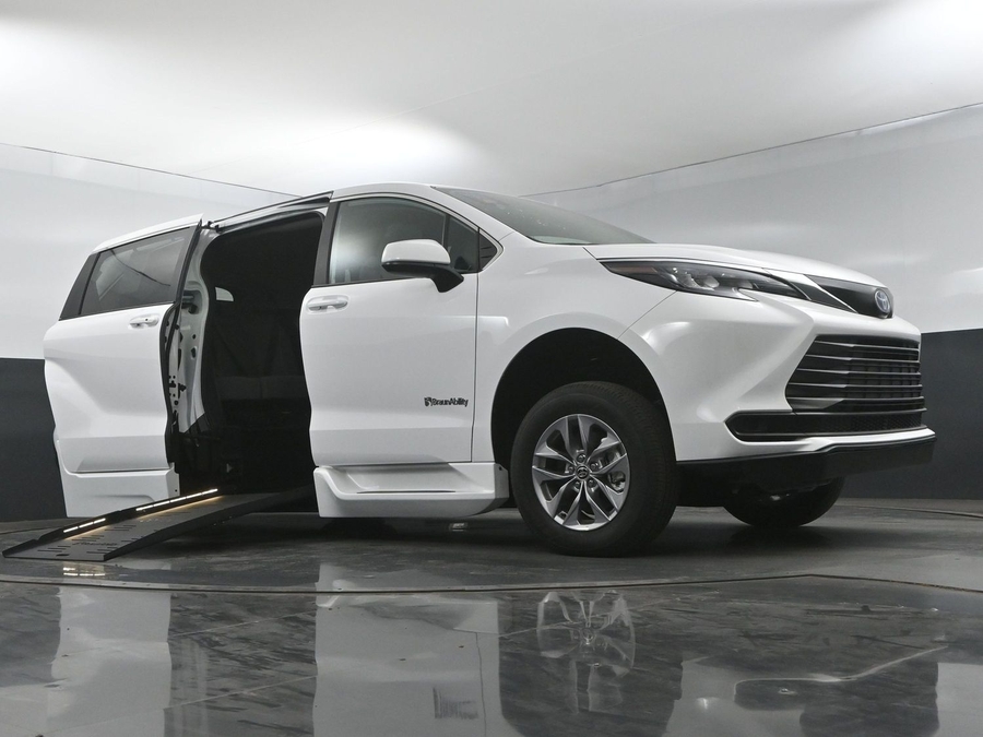 New 2025 Toyota Sienna Hybrid LE - BraunAbility Side Entry Entry Fold Out Automatic Ramp