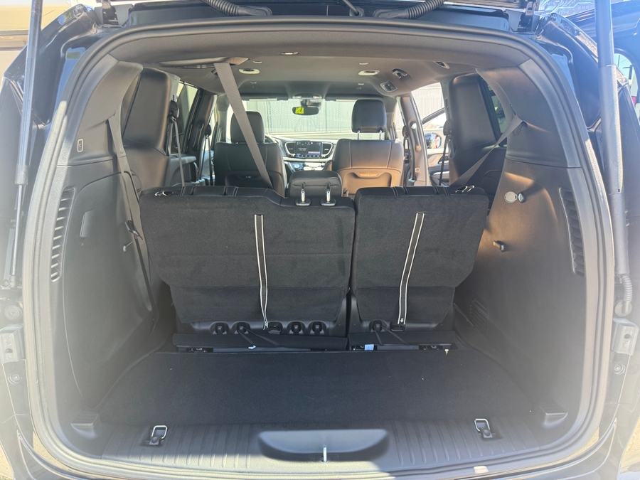 Black Chrysler Pacifica image number 17