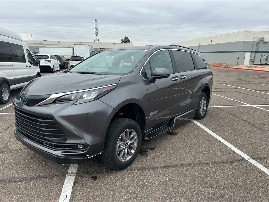 Grey Toyota Sienna image number 10