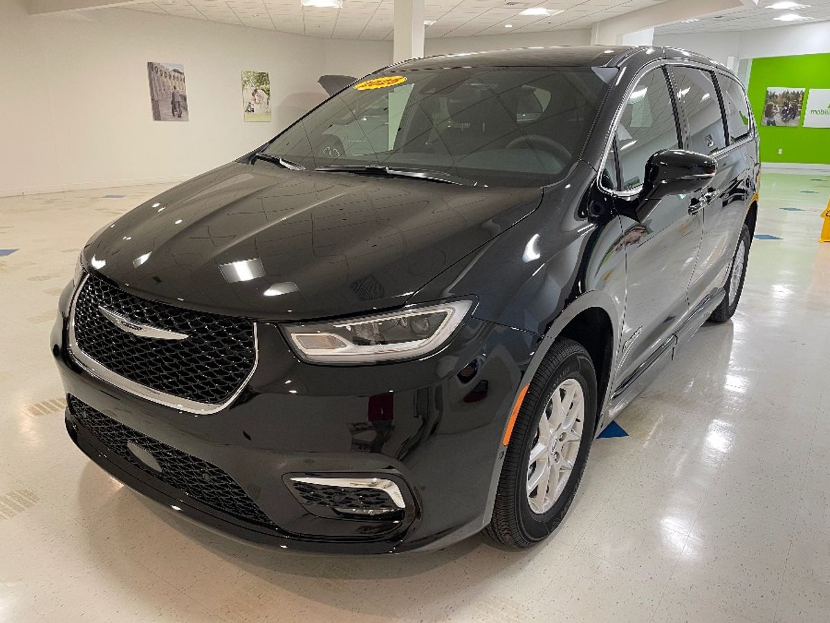 2025 Chrysler Pacifica Select's photo