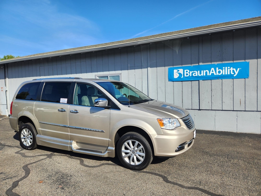 Used 2015 Chrysler Town and Country Limited Platinum - VMI Side Entry In Floor Automatic Ramp