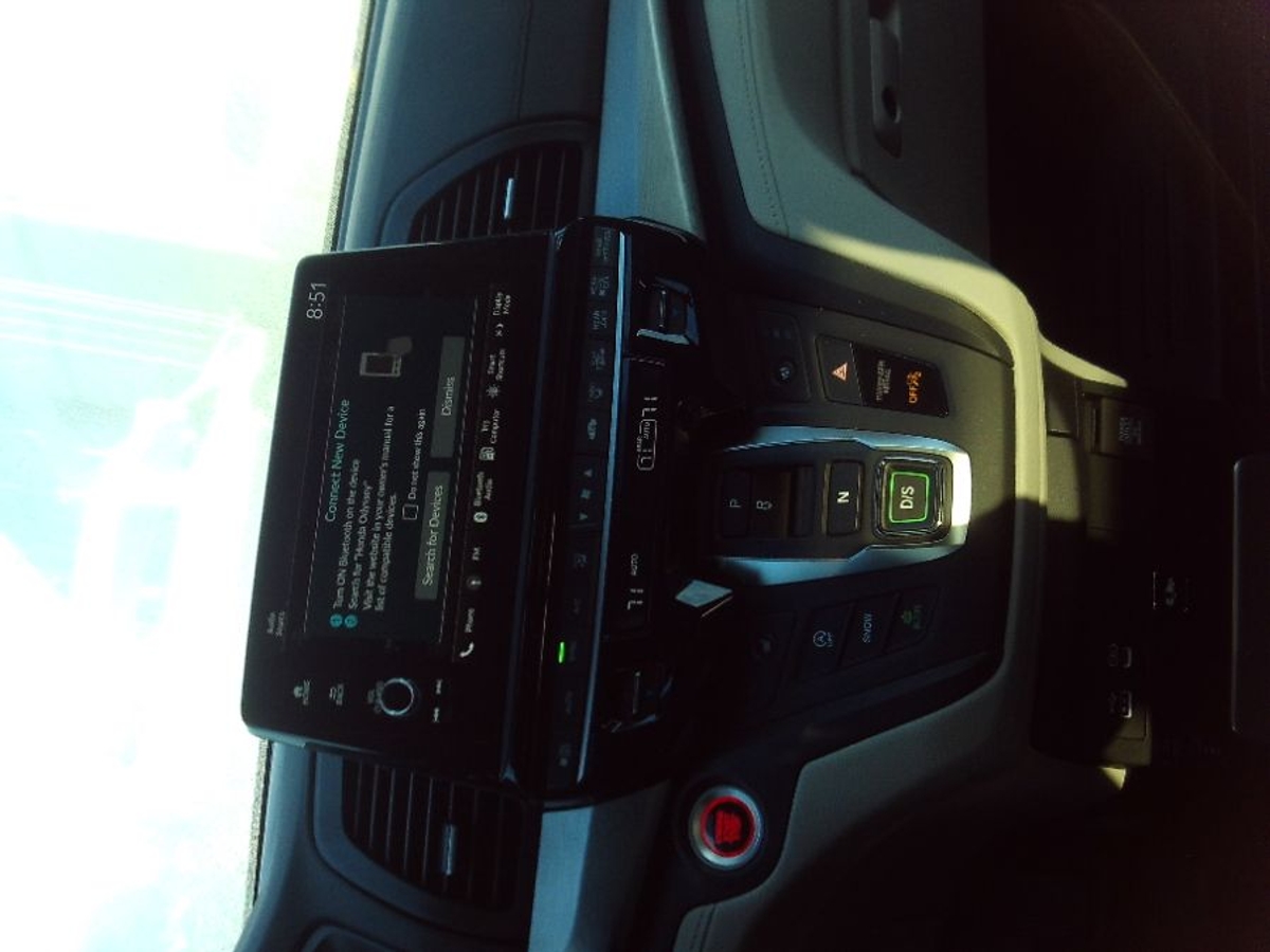 White Honda Odyssey image number 24