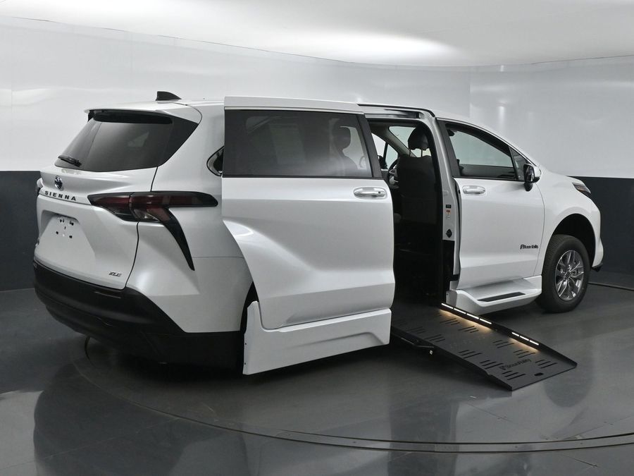 New 2025 Toyota Sienna Hybrid XLE Base - BraunAbility Side Entry Entry Fold Out Automatic Ramp
