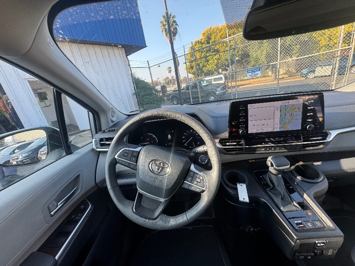 2024 TOYOTA SIENNA - Image 4