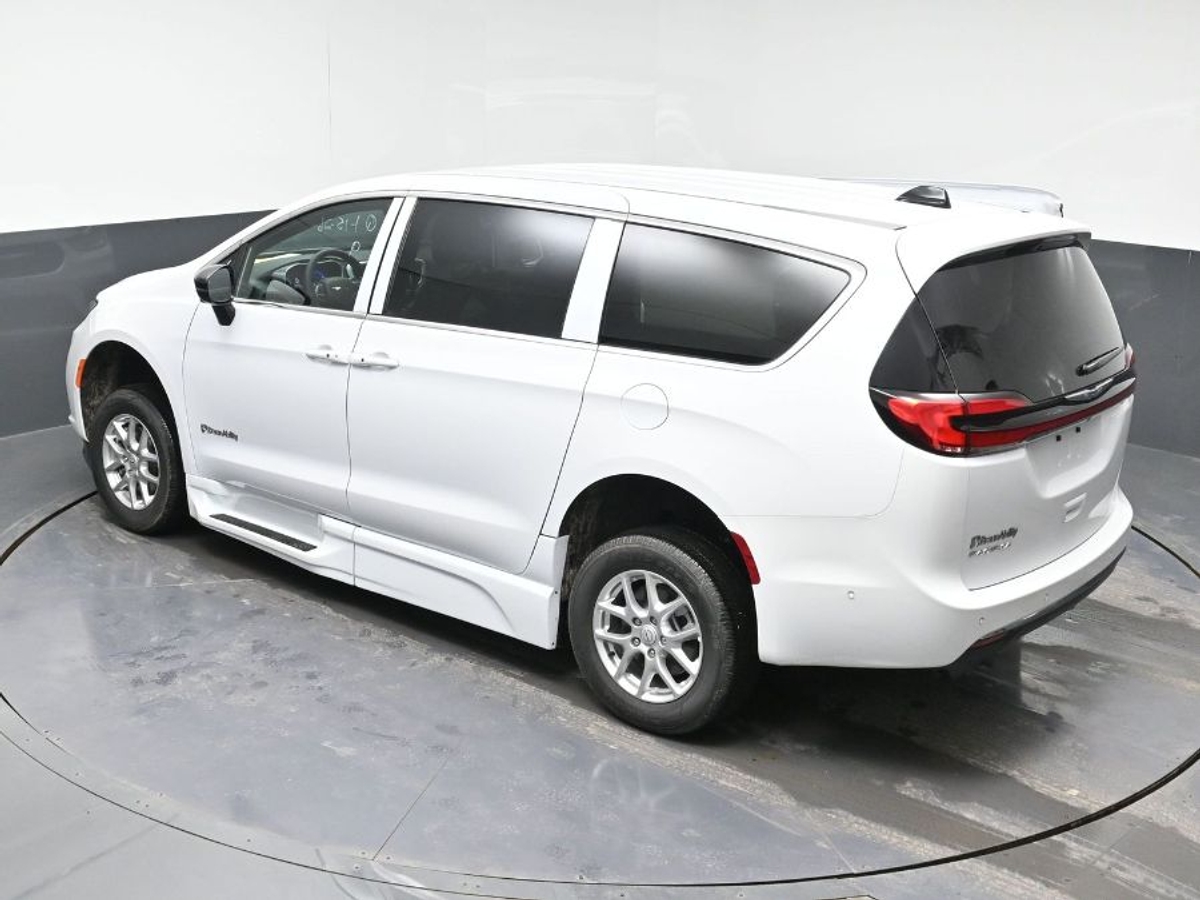 White Chrysler Pacifica image number 24