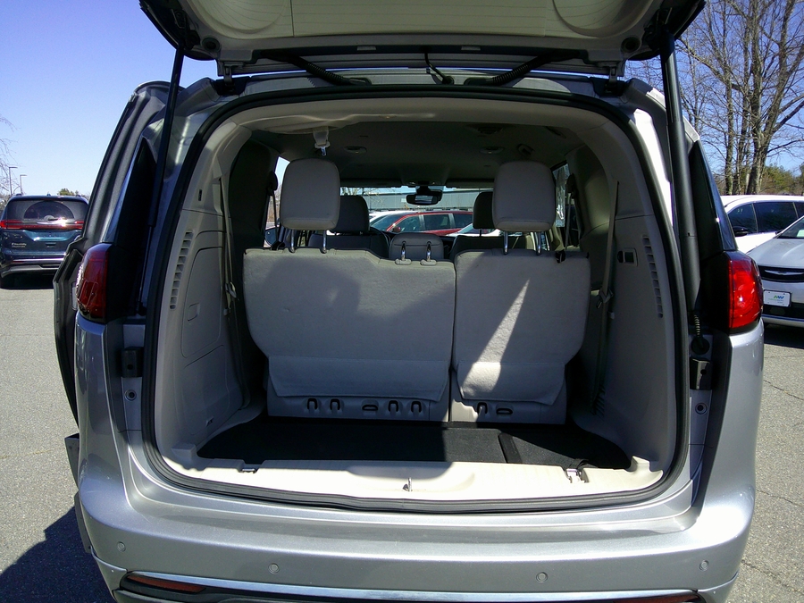 Silver Chrysler Pacifica image number 17