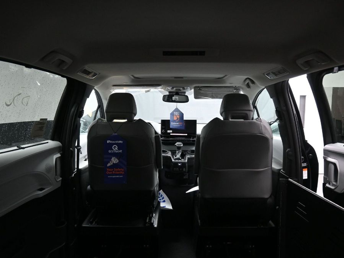 Black Toyota Sienna image number 17