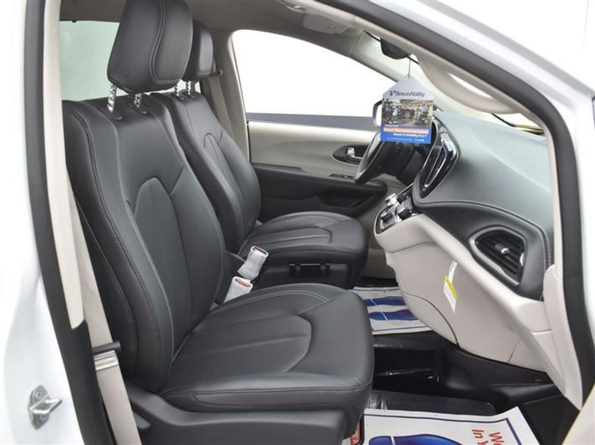 White Chrysler Pacifica image number 8