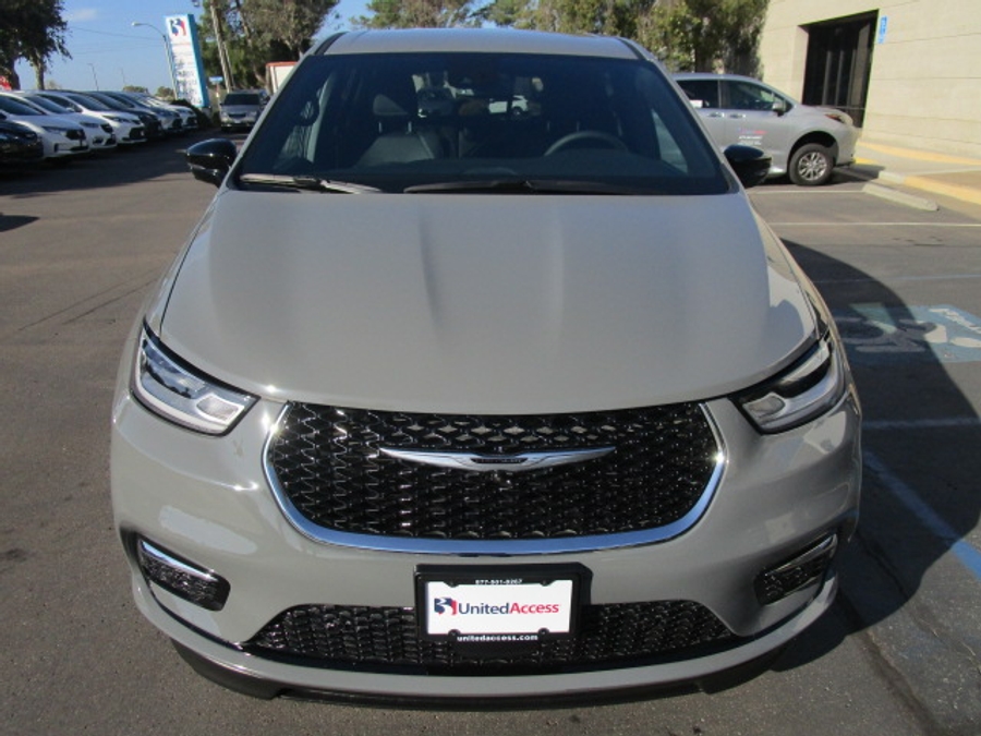 New 2025 Chrysler Pacifica Select Safety - BraunAbility Side Entry Entry Fold Out Automatic Ramp