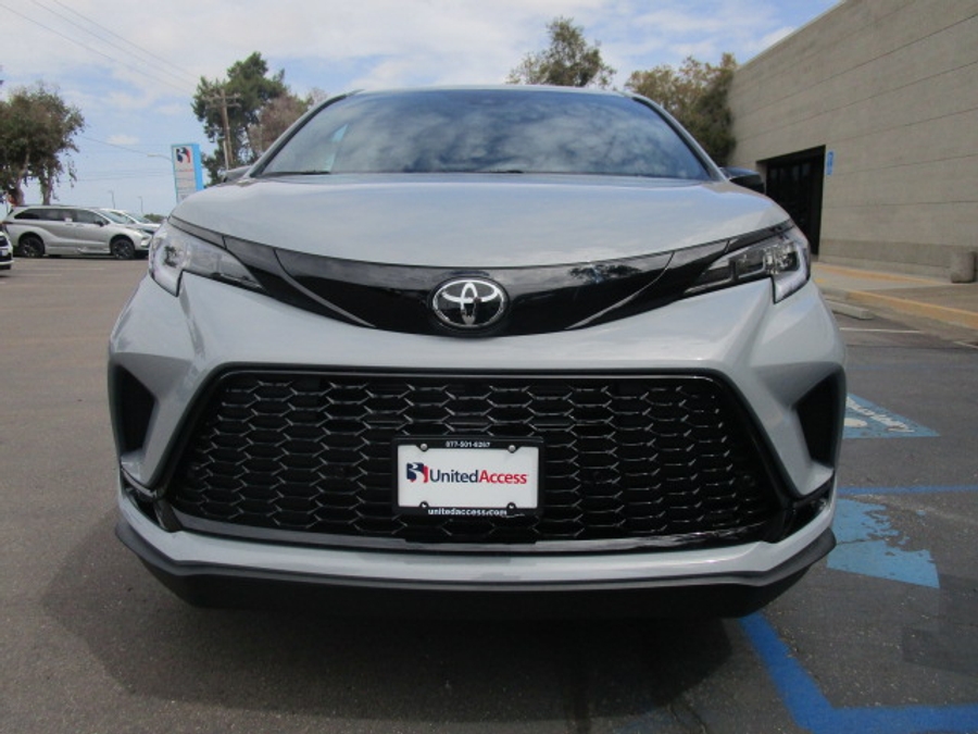 New 2026 Toyota Sienna Hybrid XSE Sport - BraunAbility Side Entry Fold Out Automatic Ramp