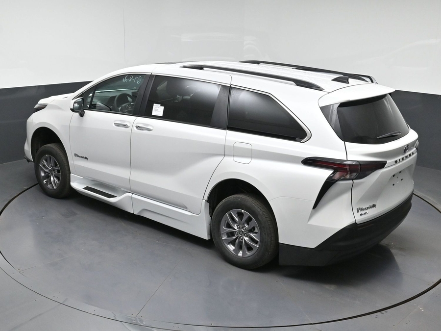 White Toyota Sienna image number 9