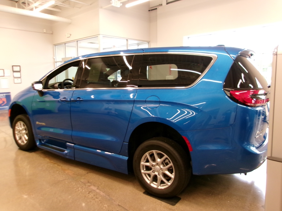 Blue Chrysler Pacifica image number 38