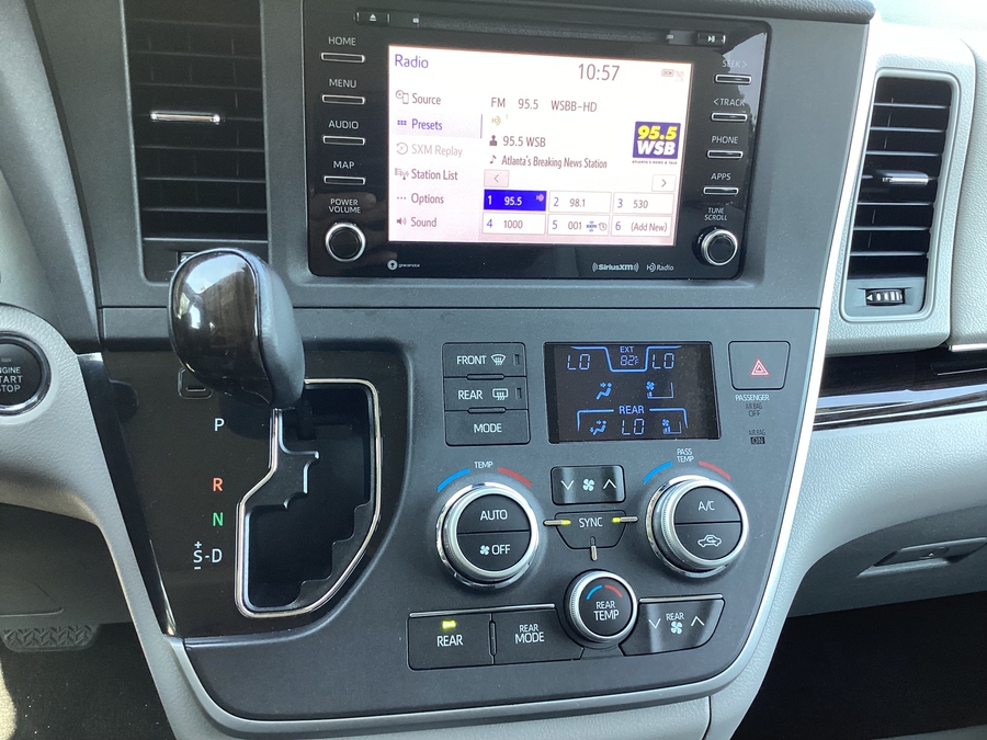 2020 Toyota Sienna XLE - Photo 18