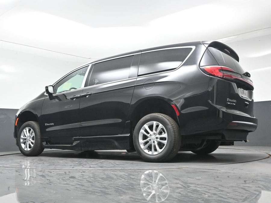 New 2027 Chrysler Pacifica Select Plus - BraunAbility Side Entry Fold Out Automatic Ramp