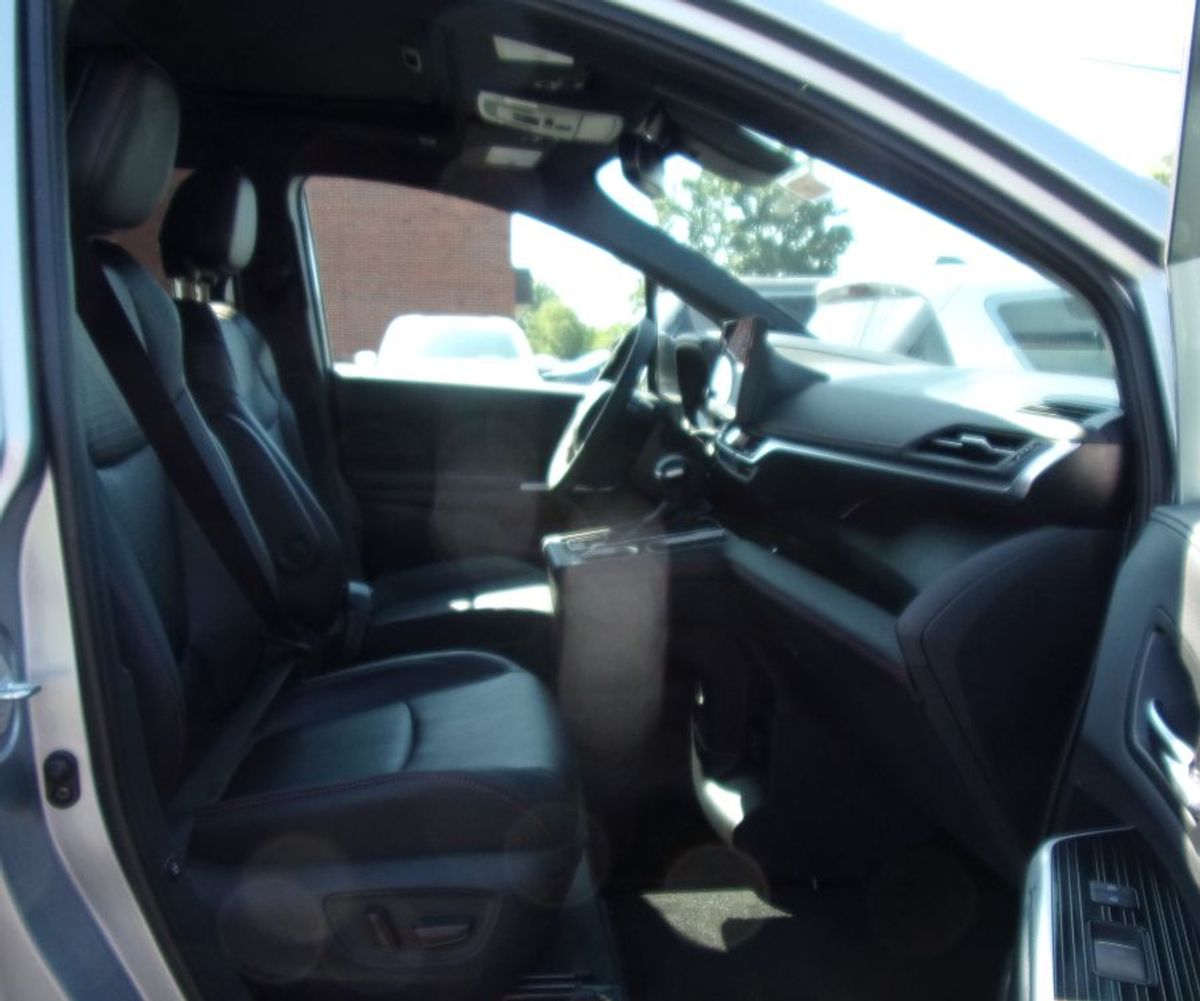 Silver Toyota Sienna image number 13