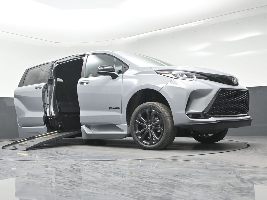 New 2026 Toyota Sienna Hybrid XSE Sport - BraunAbility Side Entry Fold Out Automatic Ramp