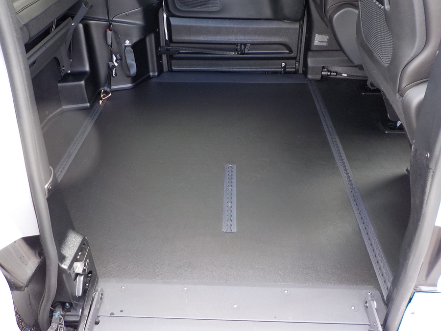 Silver Chrysler Pacifica image number 41