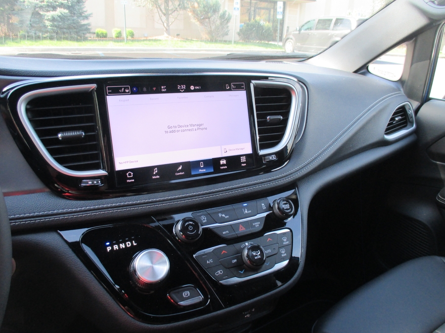 Blue Chrysler Pacifica image number 17