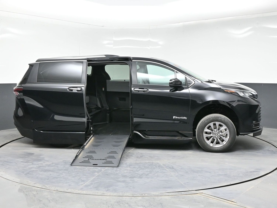 New 2026 Toyota Sienna Hybrid XLE Base - BraunAbility Side Entry Entry Fold Out Automatic Ramp