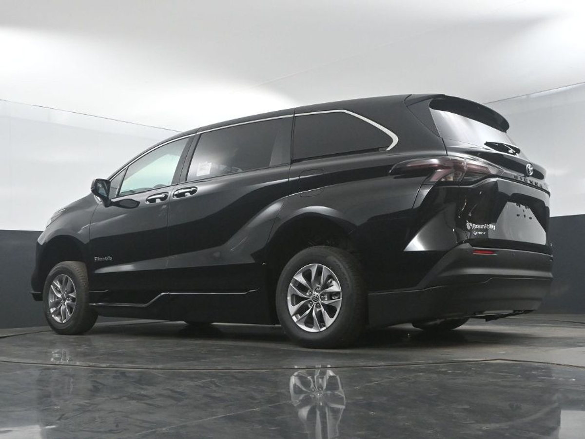 Black Toyota Sienna image number 19