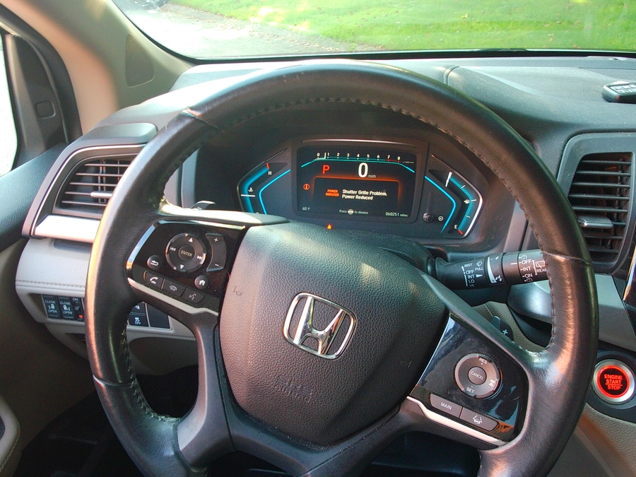 White Honda Odyssey image number 8