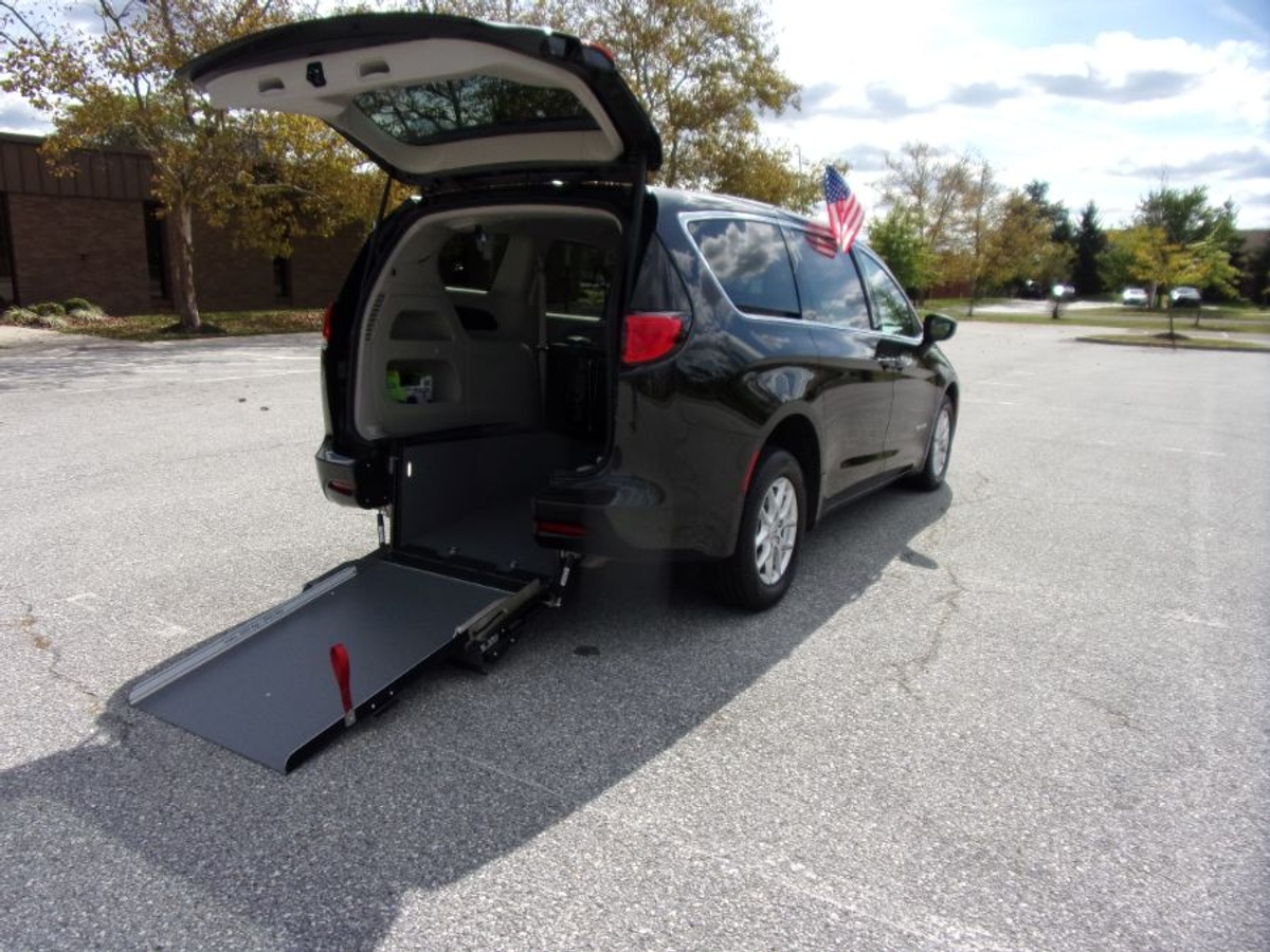 2024 CHRYSLER VOYAGER - Image 1