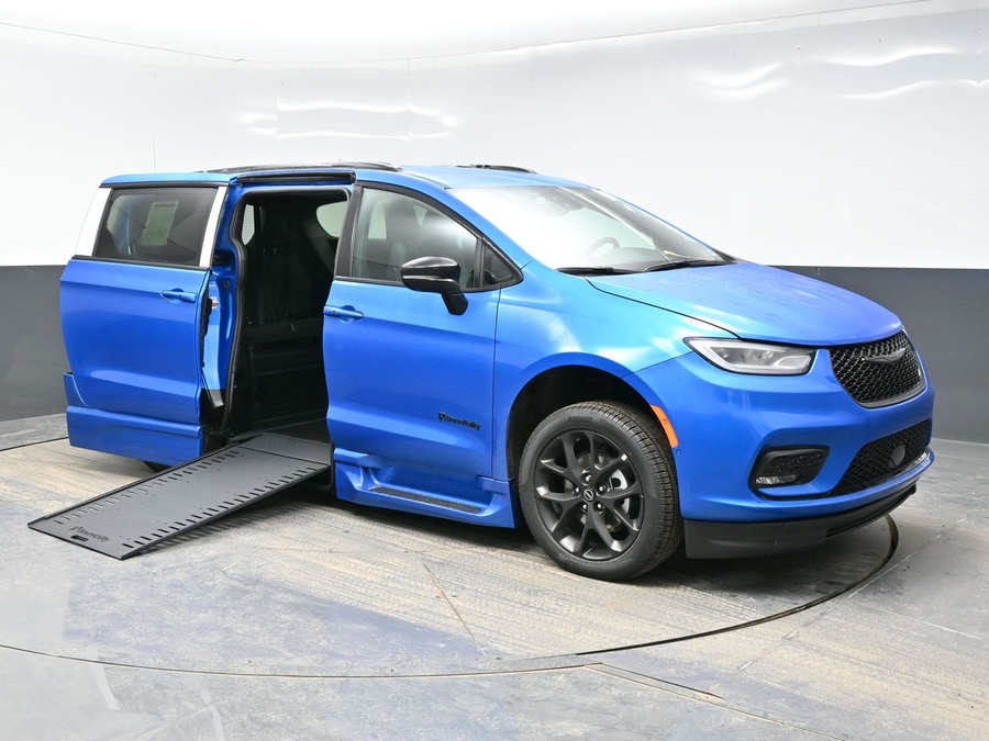 New 2026 Chrysler Pacifica Select Sport - BraunAbility Side Entry Entry In Floor Automatic Ramp