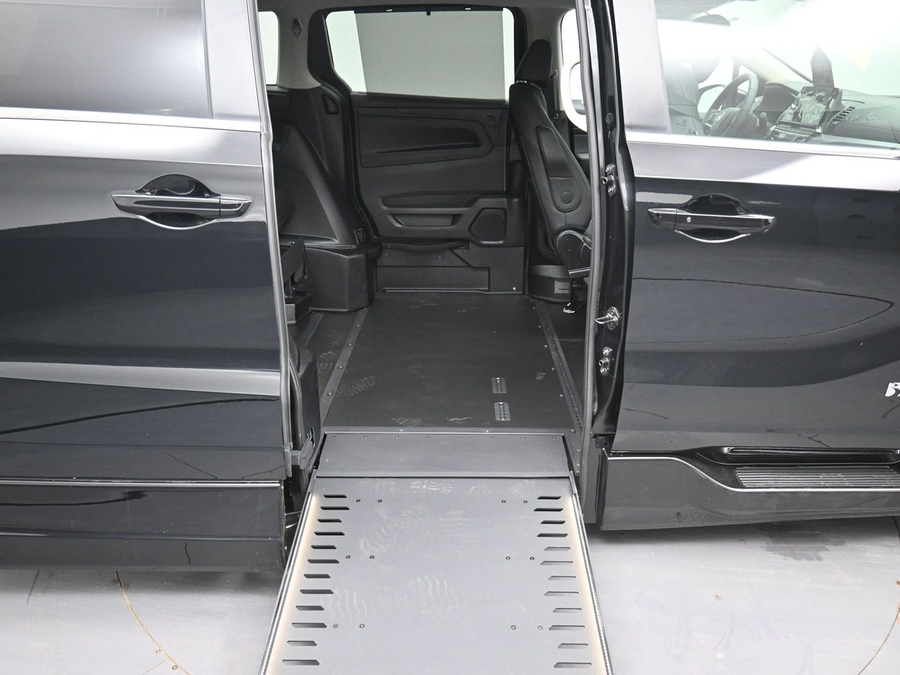 Black Honda Odyssey image number 10