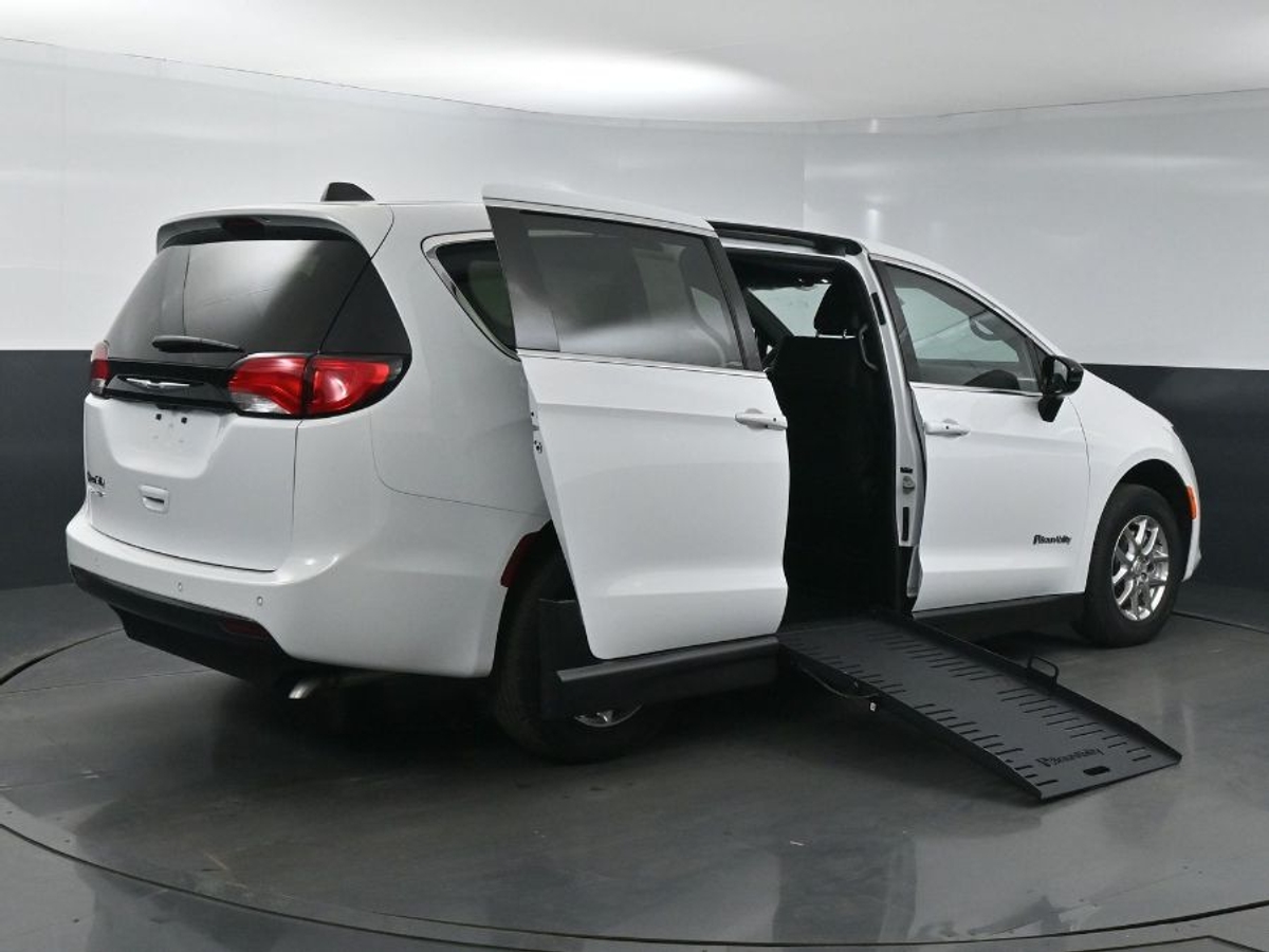 2025 CHRYSLER VOYAGER - Image 8