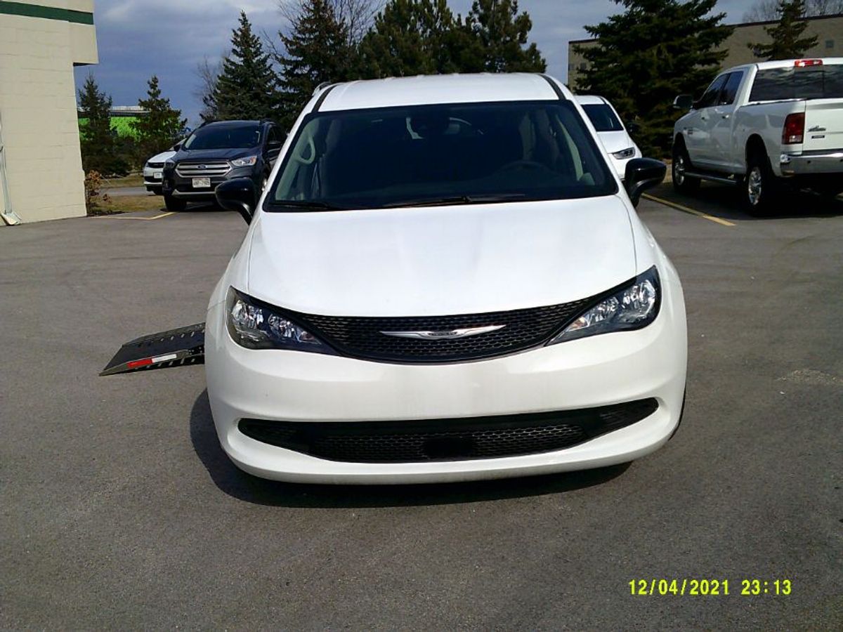 White Chrysler Voyager image number 1