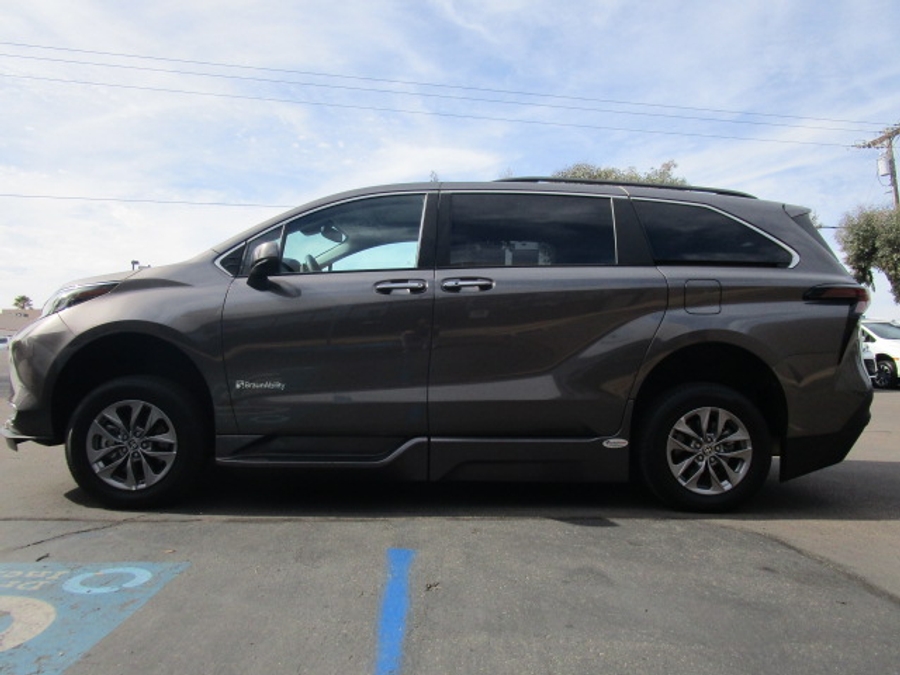 Used 2023 Toyota Sienna Hybrid XLE Base - BraunAbility Side Entry Entry In Floor Automatic Ramp