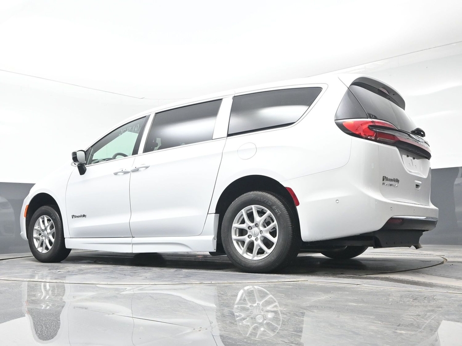 White Chrysler Pacifica image number 18