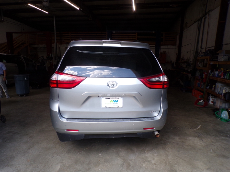 2020 Toyota Sienna XLE - Photo 5