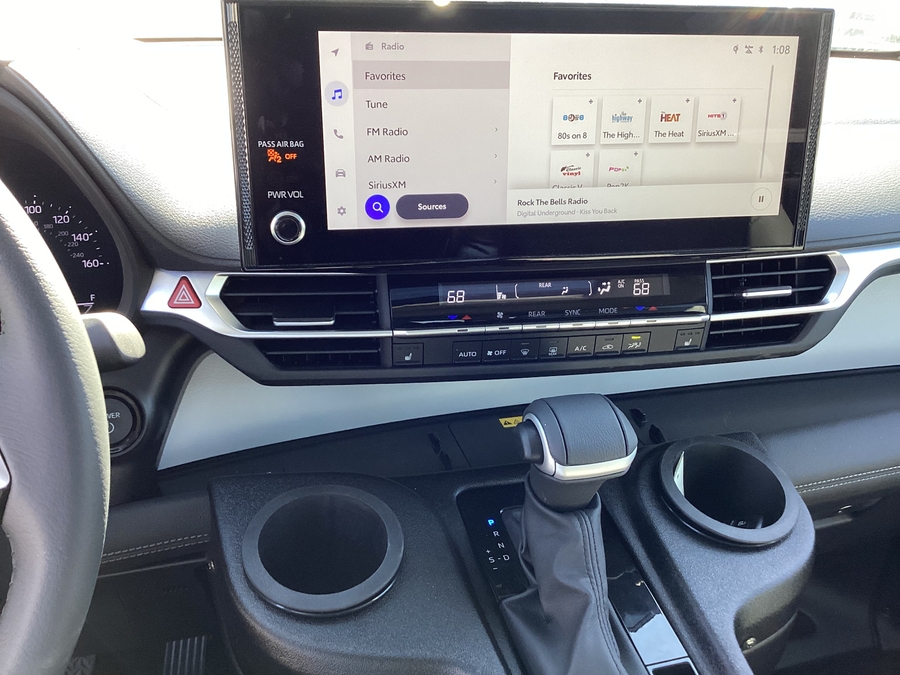 Silver Toyota Sienna image number 7